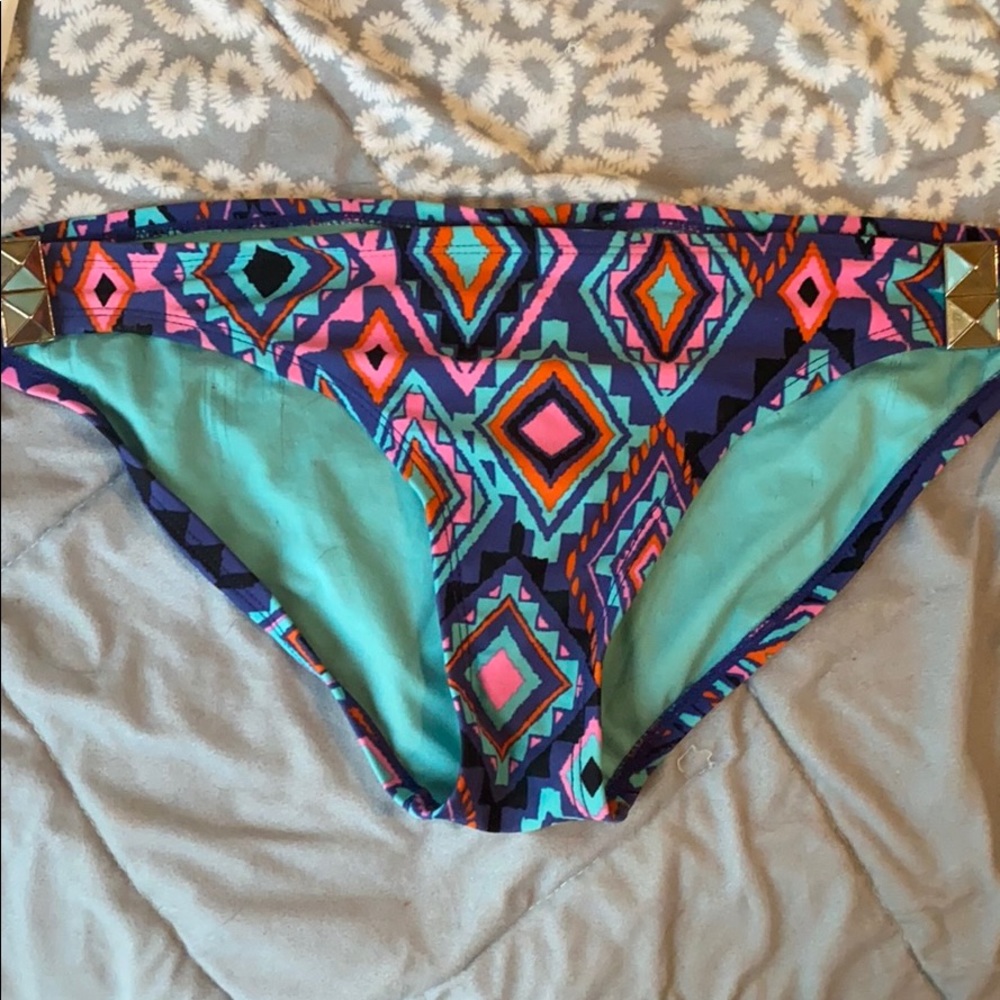 Pattern bikini bottoms with gold buckle